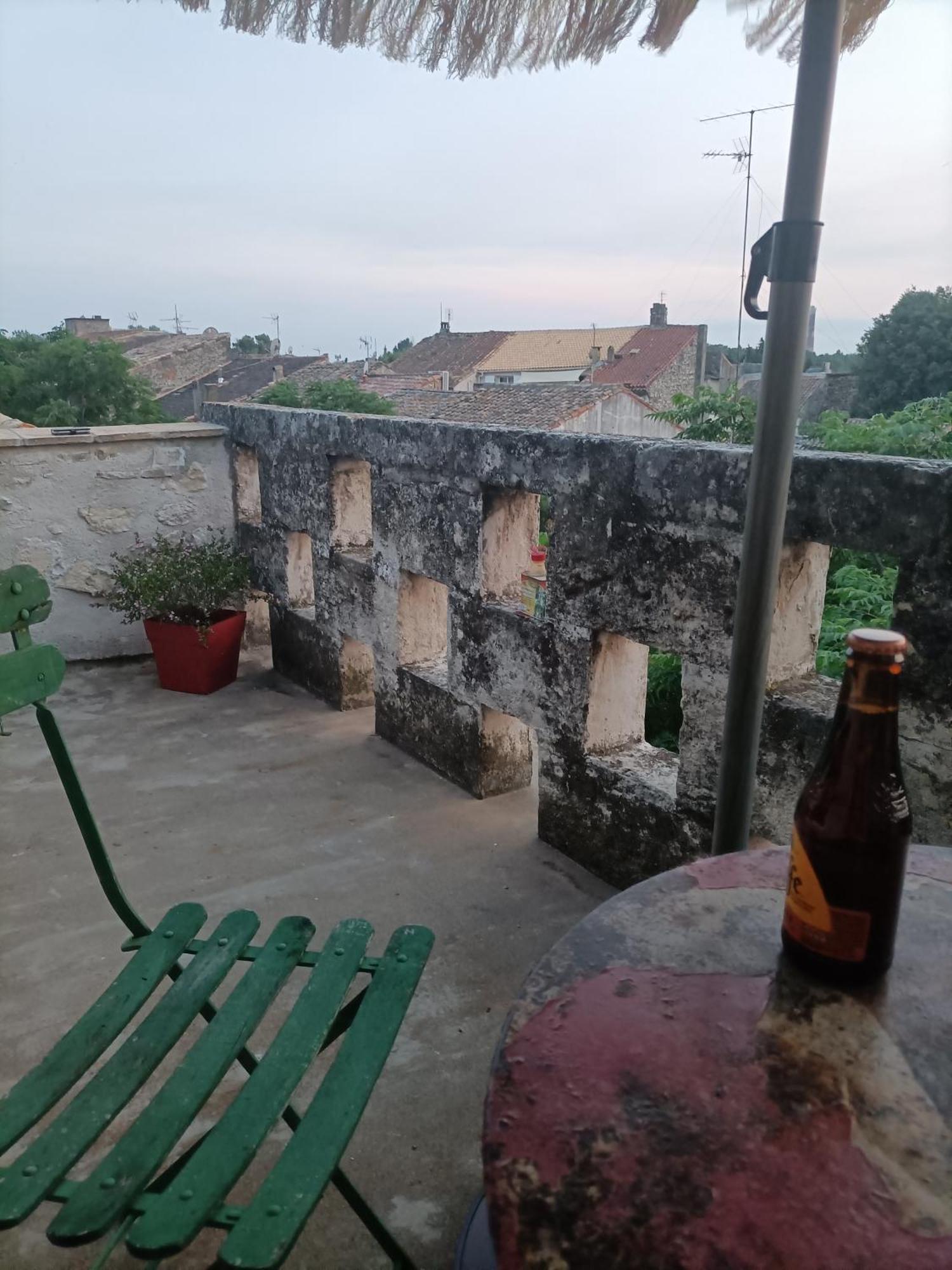 Vila A Deux Pas D'Avignon Aramon Exteriér fotografie